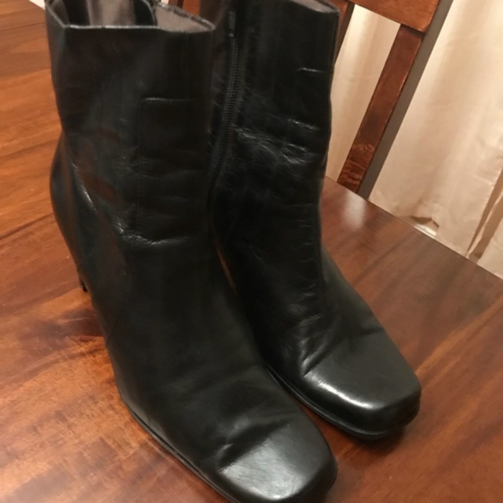 Liz Claiborne Flex Boots Trinity Model